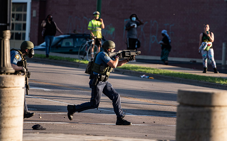 有警员周四在圣保罗市塔吉特超市附近控制骚乱局势。（美联社）
