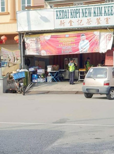 早市小贩在拉杭新村商店前的五脚基开摊摆卖。