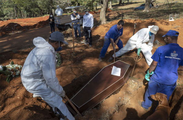 巴西圣保罗市巴西圣保罗市维拉福尔摩沙公墓，为了安葬大量因新冠肺炎死亡的罹难者（图），紧急开挖许多墓穴。