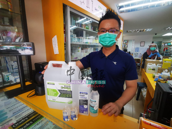 梁志强展示各种包装与用途的消毒药水及搓手液。