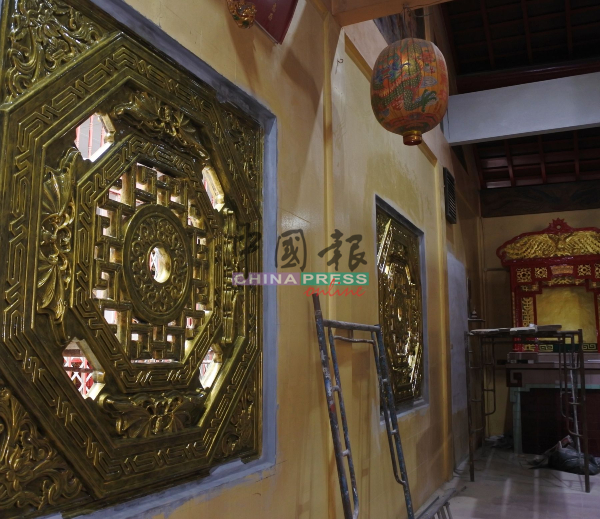 三忠宫的窗户古色古香，此设计也能防止盗贼潜入。