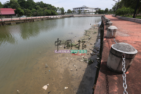 河床未清理，并且有泥土不断流入河道，以致河床日渐变浅，未来将影响游船活动。