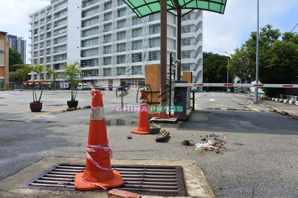 城市转型中心的泊车场已关闭，也阻止摩哆驶入。