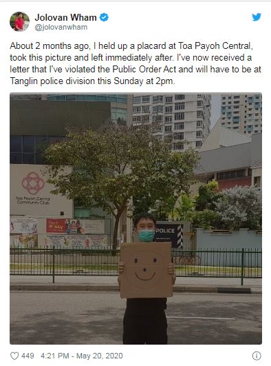 范国瀚在推特上传一张手持画着“笑脸”的纸皮照片，指他因为这张照片被警方调查。