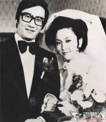谢贤1974年与甄珍结婚。