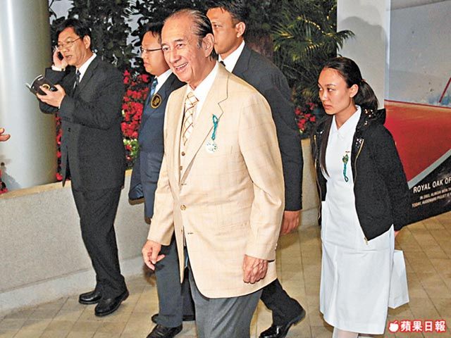 2007年的邓咏诗(右)仍是私家看护，穿着制服陪伴赌王左右。