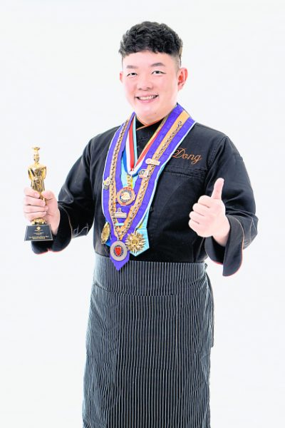 唐丁强（TK Dong） 砂拉越福州人，曾在吉隆坡、沙巴、砂拉越、新加坡、香港和中国帮忙管理及设立餐厅，包括培训年轻厨师、设计餐厅食谱及作业系统。同时也在马来西亚美食电视节目亮相，也跨国与陈鸿合作台湾电视节目。
