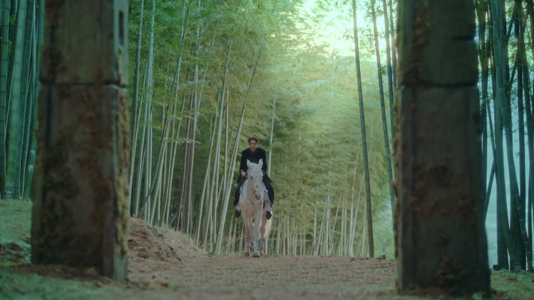 李敏镐穿越的重要场景在“九头山竹林”拍摄，据传竹林已有四百多年历史。（图：截自Netflix）