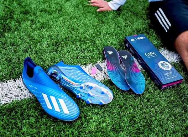 adidas GMR鞋垫适用于任何足球鞋，结合现实足球运动和和虚拟电子竞技游戏。