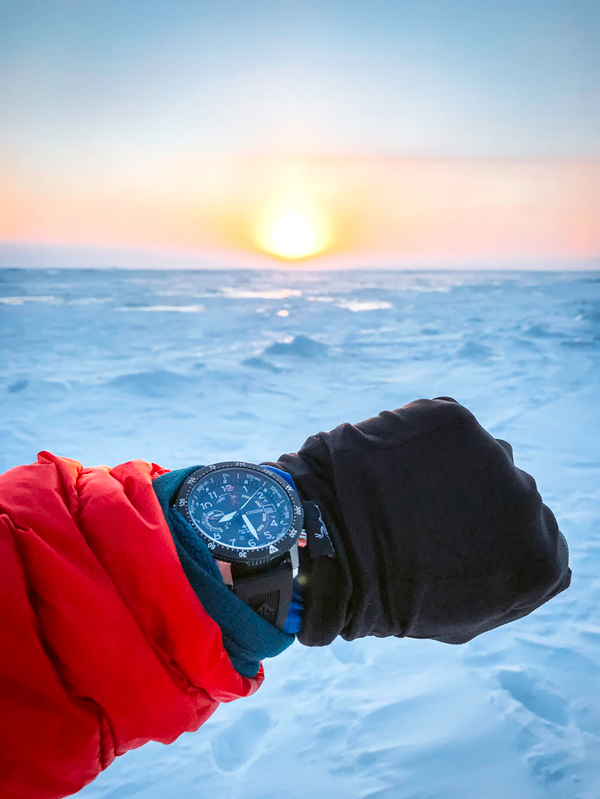 极地冒险家Eric Larsen配戴CITIZEN PROMASTER BN4055-19L腕表，搭载高度校正功能，高度测量从海拔-300米至1万米。