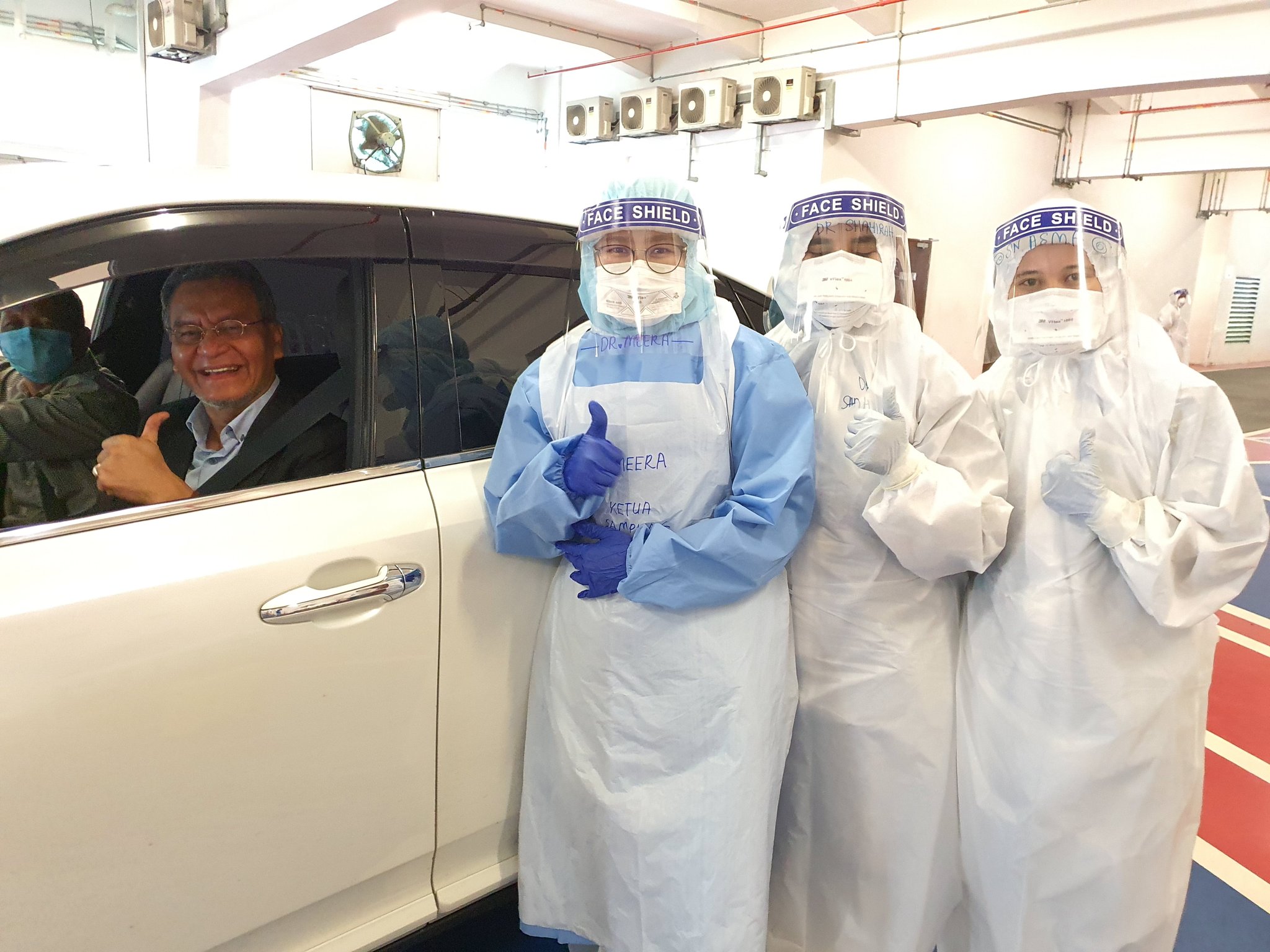 祖基菲里阿末（车内，左2）进行新冠肺炎检测。（取自祖基菲里阿末推特）