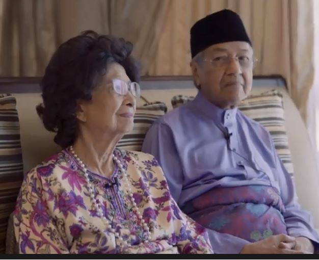 马哈迪（右）与西蒂哈丝玛发表开斋节献词。