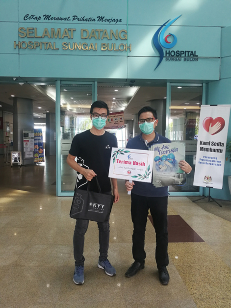 KYY企业社会责任经理薛长盛（左1）送暖前线医院，提供免费住宿予从外地调派来吉隆坡前线医院的医护人员。
