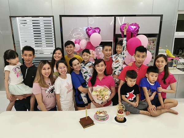李宗伟与哥哥、姐姐家人，一起祝贺妈妈生日快乐。