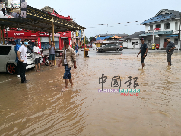 ■大水淹没亚罗牙也大街，市民为水忙。