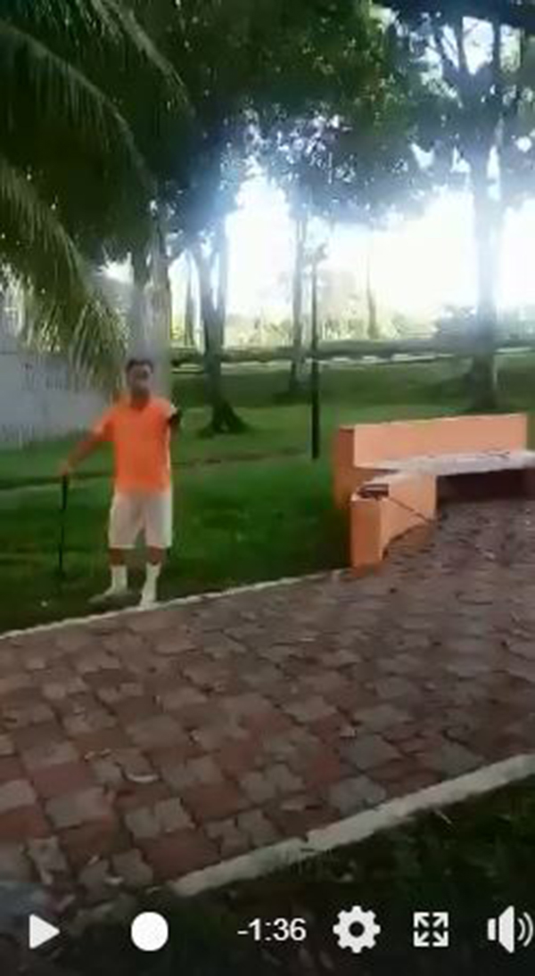这名安哥在公园练习打高尔夫球，遭路人规劝勿这么做的视频，在社交媒体流传。