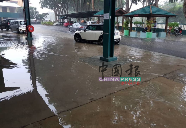 ■华中篮球场及路面淹水，对师生带来不便。