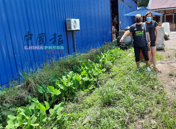 ■康福财与太太戴淑珍指出庙方自掏腰包开辟的泥沟，不过常杂草丛生。