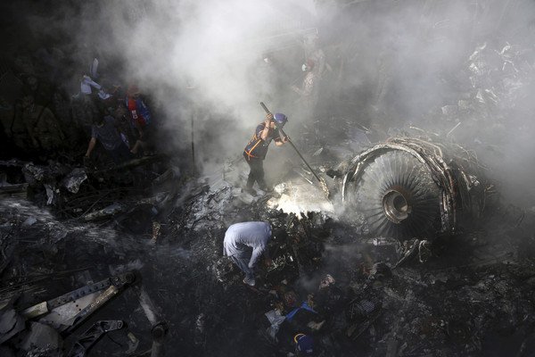 巴基斯坦国际航空A320型飞机在南部城市卡拉奇坠毁。（美联社）