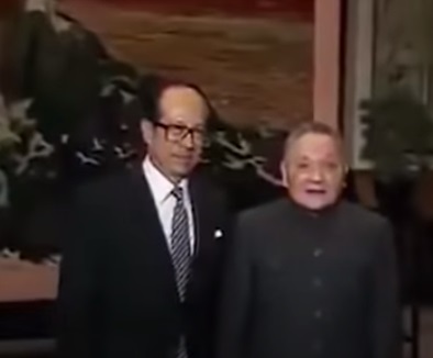 1990年1月18日，邓小平（右）与李嘉诚会面。