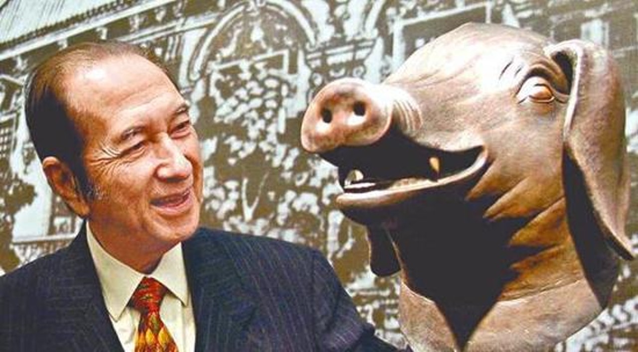 何鸿燊2003年买下圆明园大水法猪首铜像，后转赠回北京。