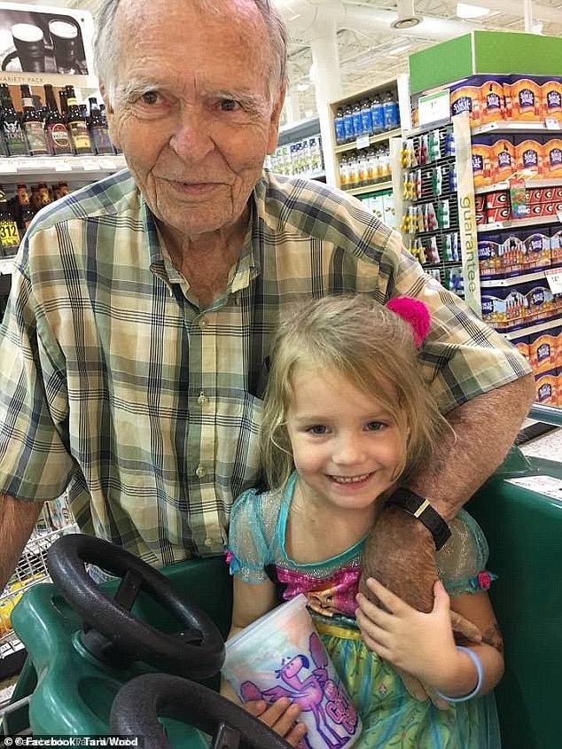 82岁丧妻老爷爷超市偶遇4岁女孩。