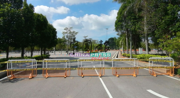 武吉士灵烈公园重新封锁，暂不对外开放，民众不允许在公园进行休闲活动。