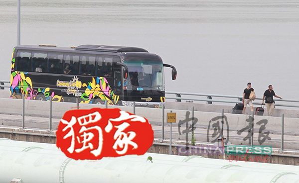 在馬來西亞駐新加坡最高專員署安排下，第4批大馬國民周二乘搭巴士越堤回國。