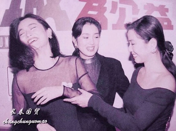 （左起）林青霞、巩俐及锺楚红开心笑成一团。
