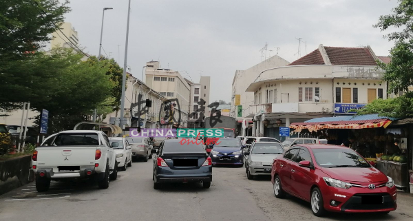 政府落实有条件行动管制令（PKPB）措施后，街道的车辆及人潮都增加。