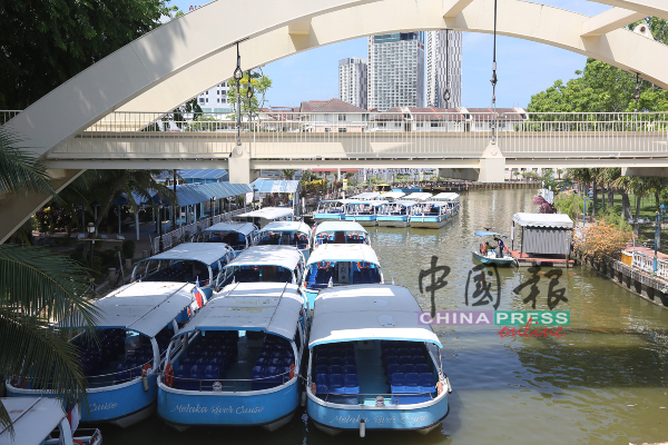 ■由于旅游服务行业尚未准许开放，马六甲河游船仍停泊在码头。