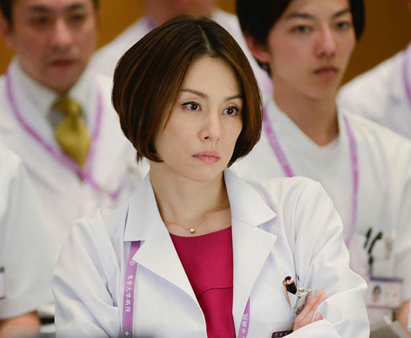 米仓凉子在《派遣女医X》中饰演从不失败的外科女医。