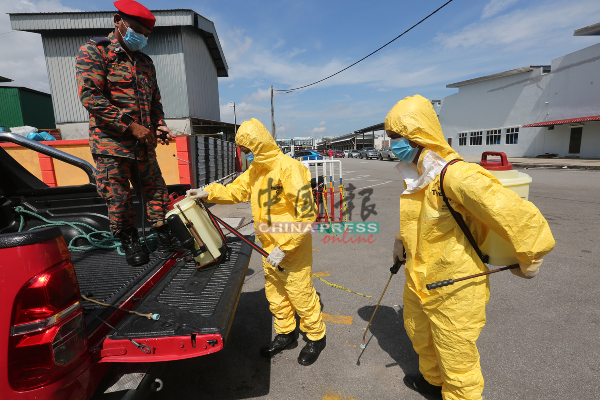 甲州消拯局人员准备就绪，在峇株安南批发公市展开消毒工作。