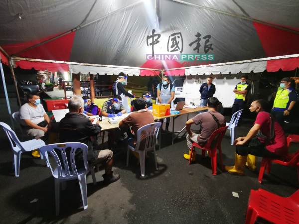 甲州卫生局大清早在峇株安南批发公市检查，确保所有商贩及员工已接受新冠肺炎检验。