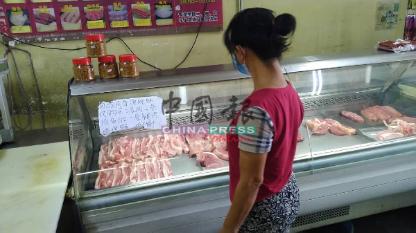 行动管制令落实后，民众减少外出，在家烹煮三餐，上门购买猪肉的顾客也增加。