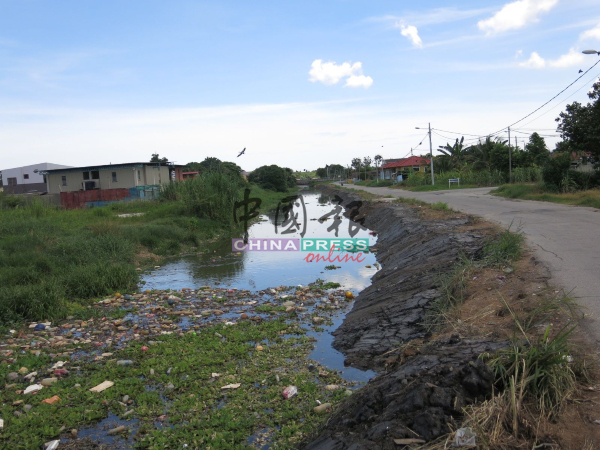 在柬埔寨村附近，神手已清理河流里的部分垃圾。