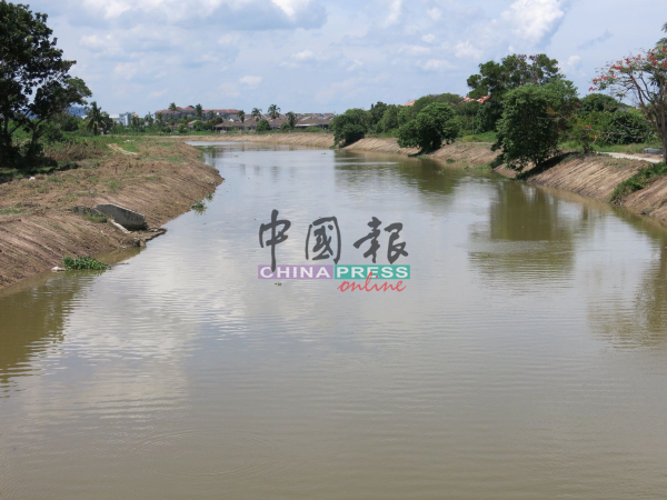 玛琳河流，原本遭浮萍覆盖，如今浮萍已清掉，不再影响排水。