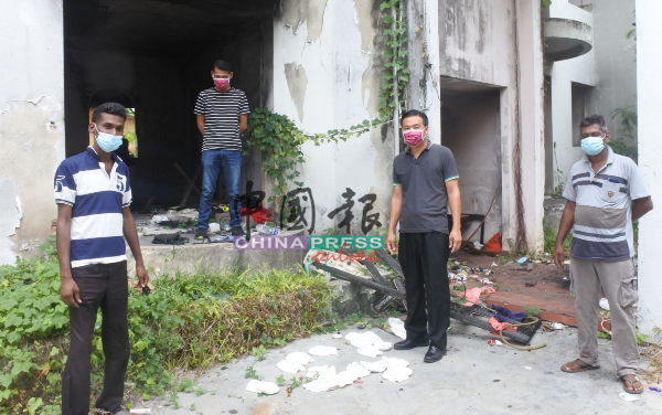 郑国球（右2）在拉纳利（右起）、纳吉及苏詹德兰的陪同下，巡视公寓工地内部情况。