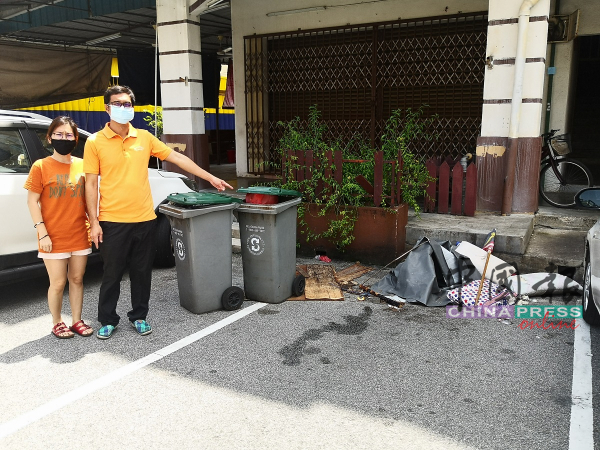 罗诗梅（左）向李翰霖投诉住家楼下的泊车位垃圾堆积，飘出恶臭味。
