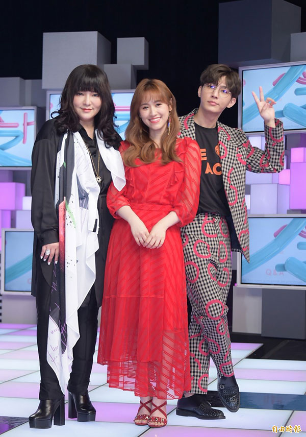 唐绮阳（左起）、吴姗儒、炎亚纶主持新节目《36题爱上你》。