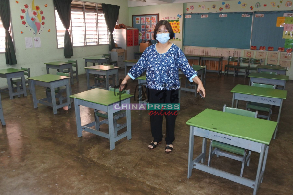 香林小学校长唐月胎展示每班级的桌椅已重新排列，确保相隔至少1公尺。