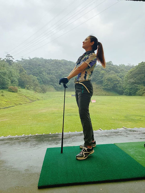 Selina最近迷上打高尔夫球，自2月起开始上课精进球技。