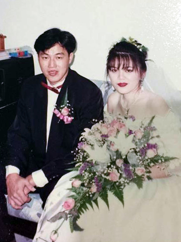家人寻找失联超过10年的钟伟群（Chong Wai Khoom），左边为她的丈夫傅国晏（Poh Guo Yan）。（受访者提供）