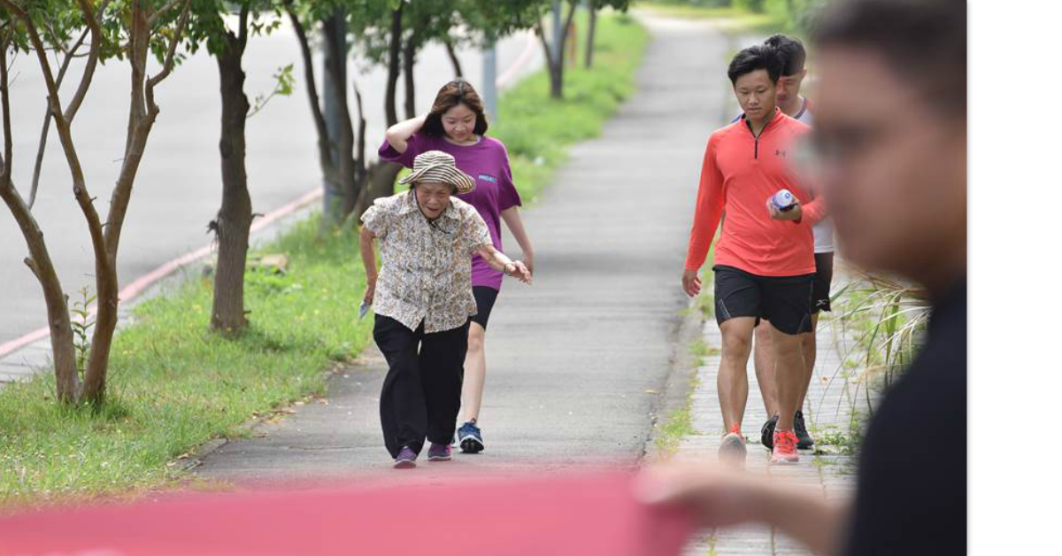 80岁阿嬷跑完人生第一个5公里。（中国时报图）