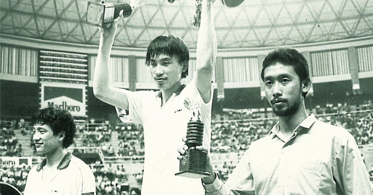 1985年亚洲羽球锦标赛（个人），赵剑华（中）勇夺冠军，左为杨阳，右为大马名宿拿督米士本西迪。（本报档案照）