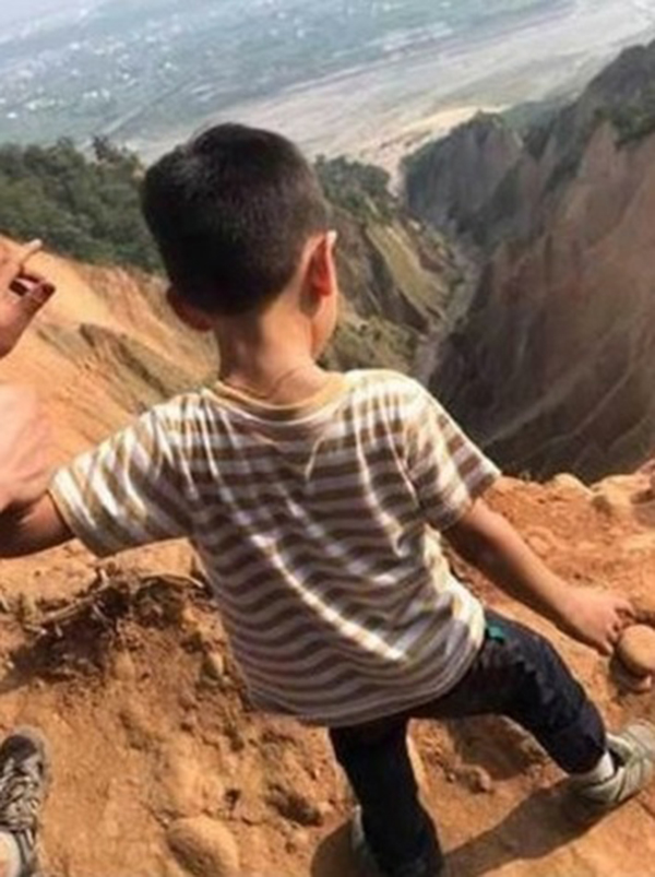 台湾有男童危站崖边拍照打卡，家长被网民炮轰辩称拍摄角度问题。