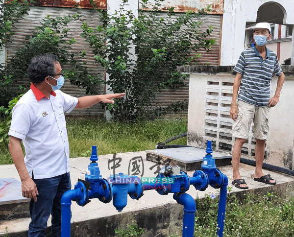 ■刘志良（左）向颜木春了解水供情况。