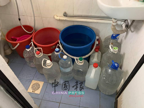 ■居民准备许多水桶及塑料瓶装水，以供日常使用。