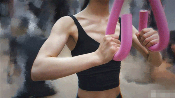 赵丽颖健身练出肌肉线条，让网友看傻。