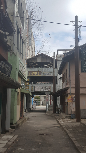 按照首尔当年街景重建的复古街巷，散发出令人怀念的怀旧氛围。